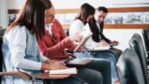 Estudantes caminhando em um campus universitário brasileiro, representando o cenário das instituições de ensino superior no ranking mundial CWUR 2026.