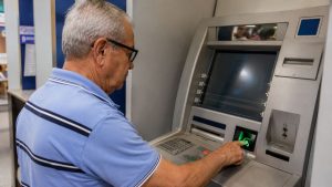 Pessoa idosa utiliza smartphone para realizar a prova de vida do INSS por meio do reconhecimento facial no aplicativo Meu INSS.