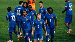 Zagueiro William Saliba em ação pela seleção da França, representando sua importância defensiva para a equipe de Didier Deschamps visando a Copa do Mundo de 2026.