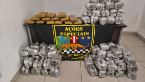 Tabletes de maconha e crack apreendidos pelo BAEP em caixas de papelão durante operação policial na região de Campinas.