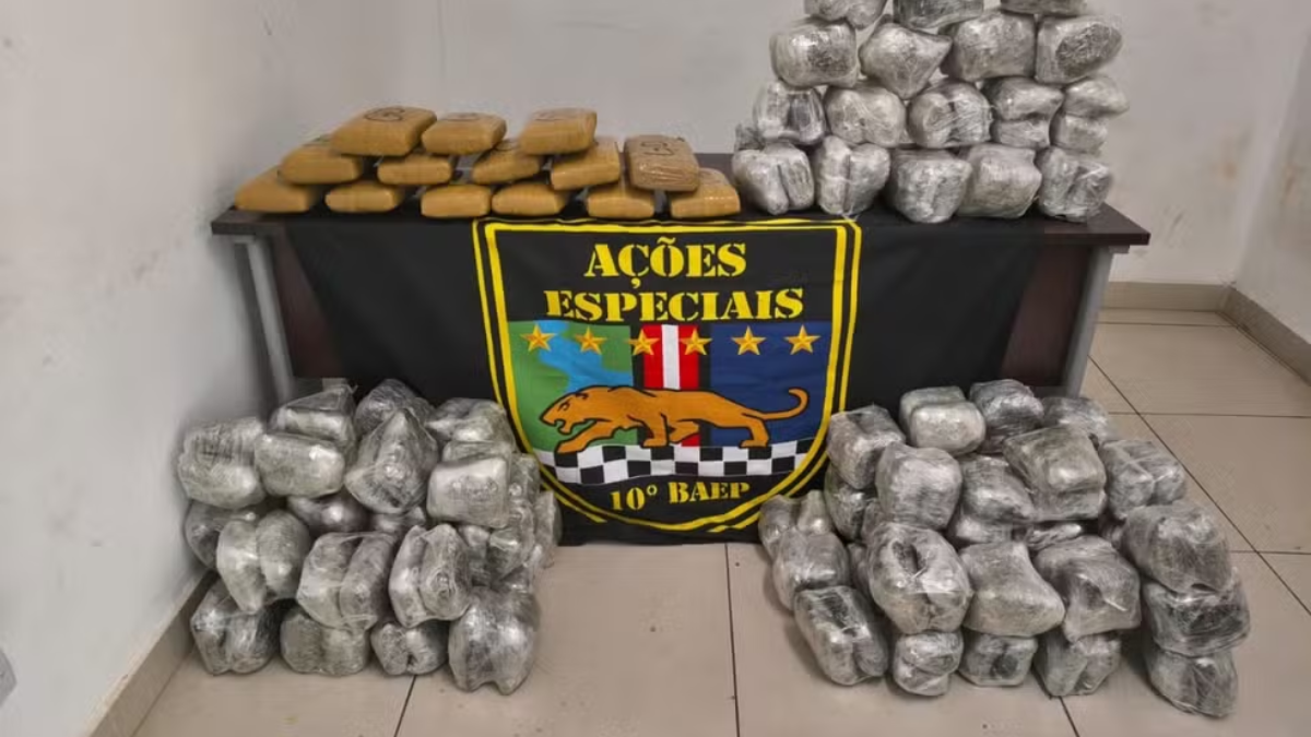 Tabletes de maconha e crack apreendidos pelo BAEP em caixas de papelão durante operação policial na região de Campinas.