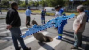 Operários e máquinas da Sabesp realizando obras de infraestrutura em via urbana da Baixada Santista, ilustrando as interdições de trânsito programadas para junho de 2026.