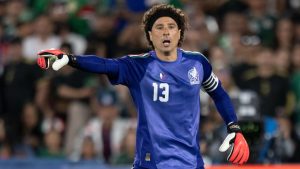 Guillermo Ochoa, goleiro veterano da seleção do México, que alcançará a marca histórica de seis participações em Copas do Mundo no Mundial de 2026.