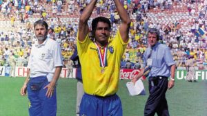 Romário com a camisa da Seleção Brasileira, representando o apoio do ex-atacante à presença do camisa 10 na Copa de 2026.