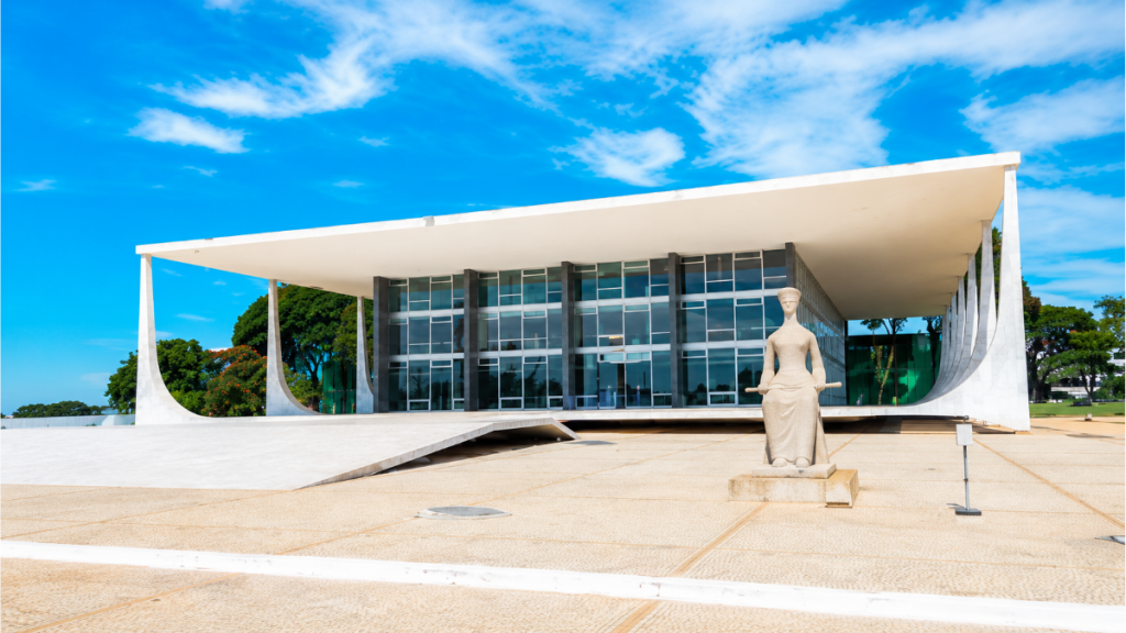 Fachada do edifício do Supremo Tribunal Federal (STF) em Brasília, responsável por decisões sobre o casamento civil igualitário e a criminalização da LGBTfobia.