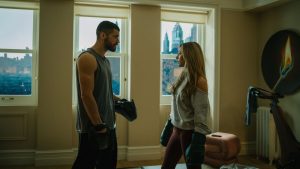 Ester Expósito e Hugo Diego García em cena de Atraídos Pelo Destino, filme original Prime Video baseado no livro de Mercedes Ron.