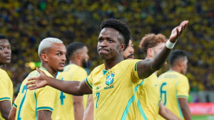 Vini jr com a camisa da Seleção Brasileira, simbolizando a disputa pelo título de 2026 e as projeções de favoritismo entre as Seleções