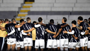 Jogadores da Ponte Preta em campo durante partida da Série B, representando o elenco que protestou contra os atrasos salariais da diretoria.