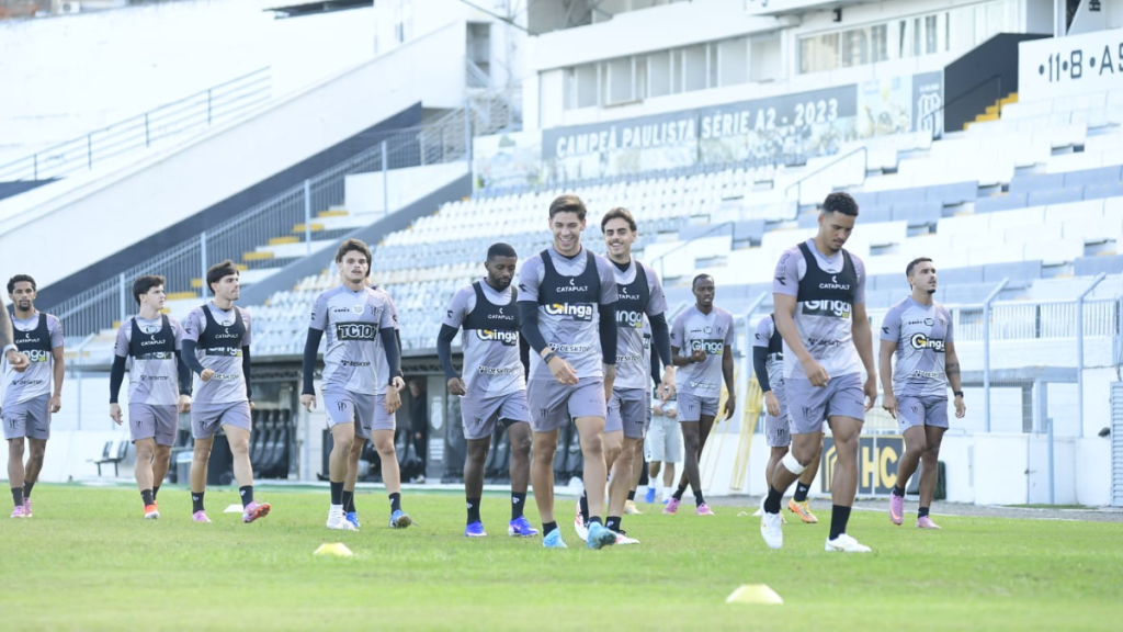Elenco de jogadores da Ponte Preta reunido durante treinamento no CT, simbolizando o profissionalismo dos atletas em meio à crise de pagamentos de 2026.