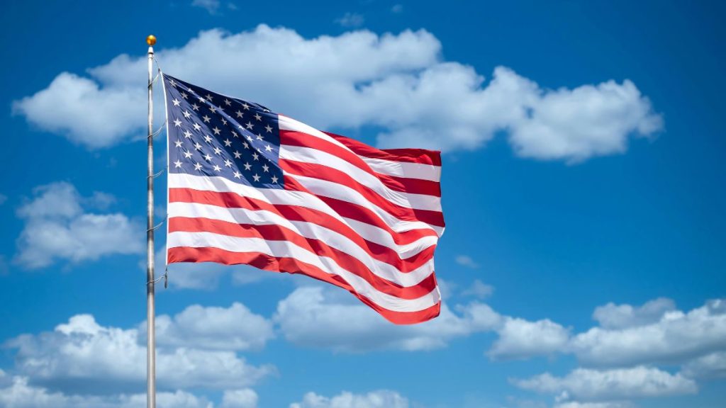 Bandeiras dos Estados Unidos, simbolizando as relações diplomáticas e as novas tensões comerciais sobre tarifas de importação.