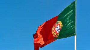 Representação visual dos impactos da greve geral em Portugal e as manifestações contra o aumento do custo de vida e mudanças na legislação trabalhista.