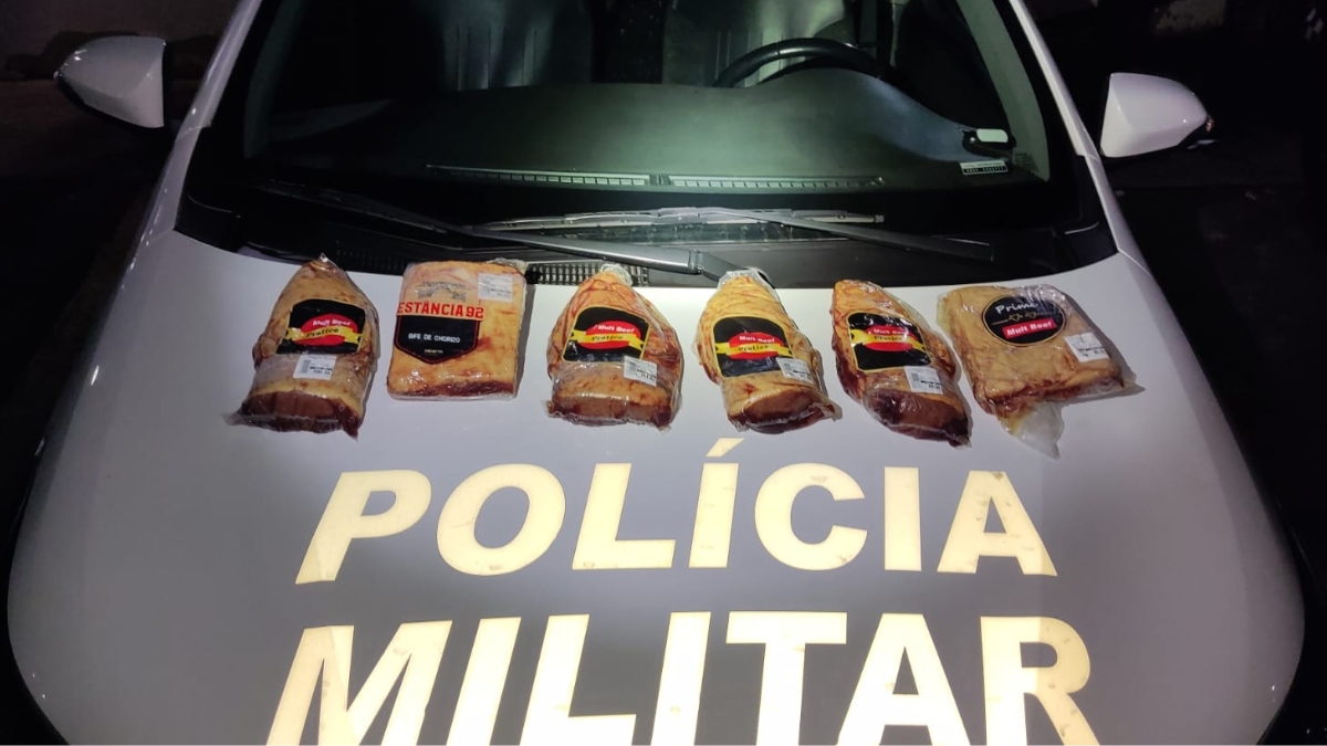 Policiais militares de Limeira exibem peças de carne bovina recuperadas após prisão em flagrante por furto qualificado.