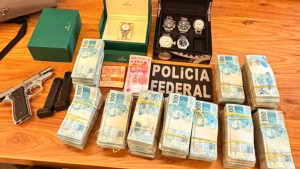 Agentes da Polícia Federal realizam operação de busca e apreensão em investigação sobre esquema de propina e fraude na Receita Federal.