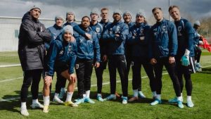 Jogadores da seleção da Áustria celebrando a classificação para a Copa do Mundo de 2026, marcando o retorno do país ao torneio após 28 anos.