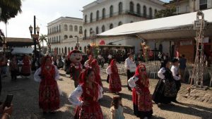 Público circulando entre barracas de gastronomia típica e artesanato na 17ª Festa de Portugal, realizada no Centro Histórico de Santos.