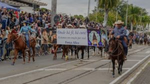 Cavaleiros e comitivas reunidos durante o desfile da 51ª Cavalaria Antoniana em Jaguariúna.