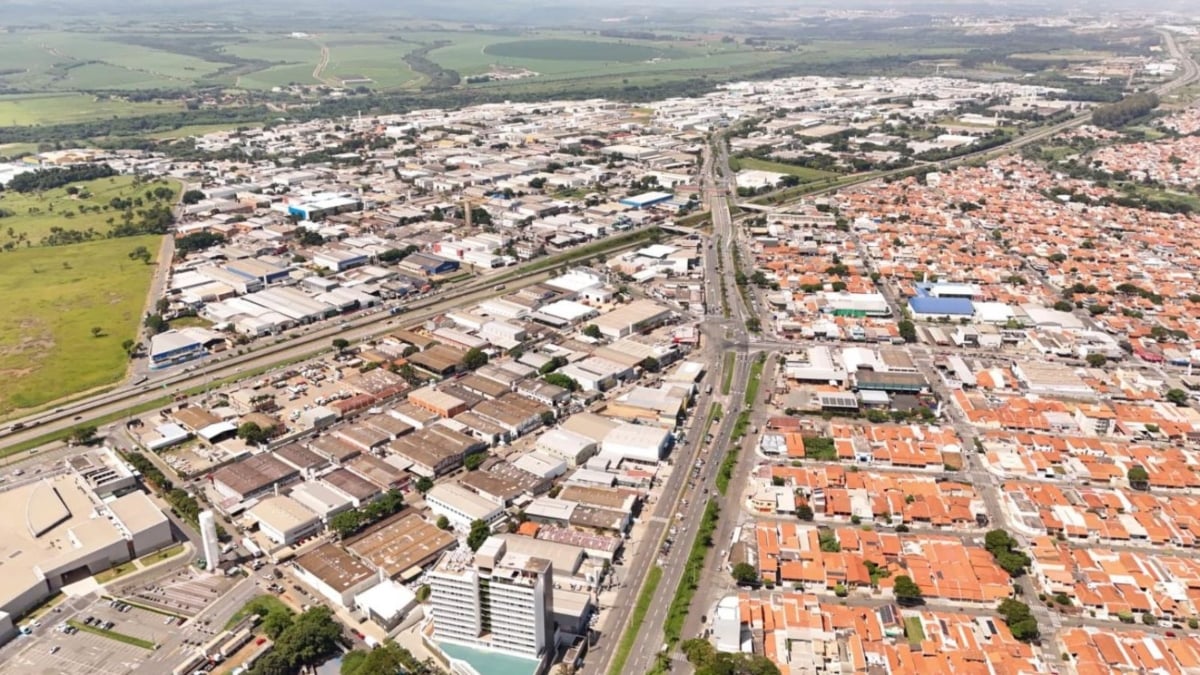 Vista panorâmica do horizonte urbano e áreas de desenvolvimento de Indaiatuba, representando o crescimento econômico e a liderança do município na abertura de empresas em São Paulo.
