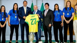 Representação visual da Seleção Brasileira Feminina de futebol ou elementos da Copa do Mundo Feminina de 2027, ilustrando a sanção da Lei Geral do Mundial no Brasil.