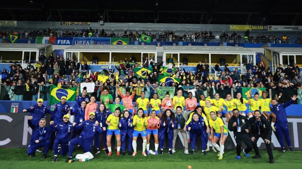 Jogadoras da Seleção Brasileira Feminina de futebol em campo, em registro oficial da CBF, simbolizando o investimento e o legado social previstos na nova legislação esportiva.