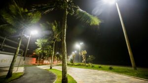 Viatura da Polícia Militar em patrulhamento na orla da Praia Grande, local onde um homem foi preso por tentativa de estupro no bairro Guilhermina.