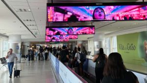 Movimentação intensa de passageiros em terminal de transporte em Campinas durante o feriado prolongado de Corpus Christi.