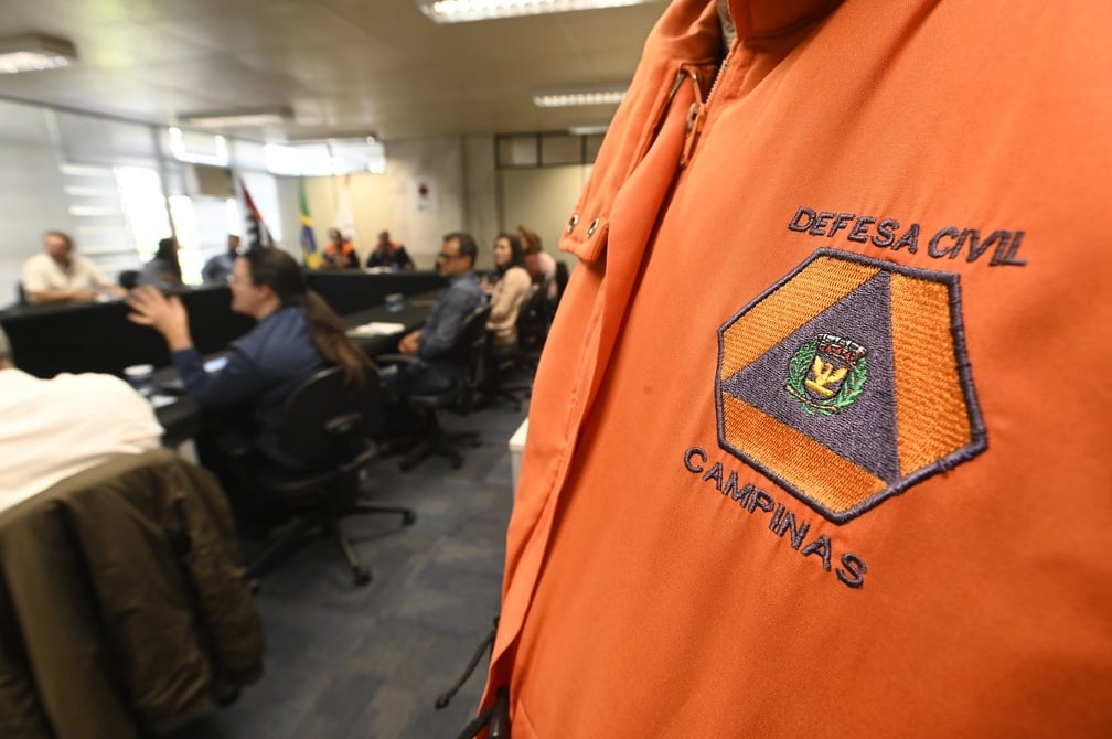Defesa Civil de Campinas estacionada, representando a prontidão do serviço de emergência 24 horas durante o feriado.