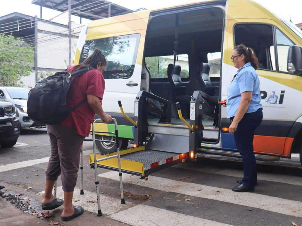 Van adaptada do PAI-Serviço da Emdec circulando em Campinas, garantindo transporte para pessoas com deficiência ou mobilidade reduzida.