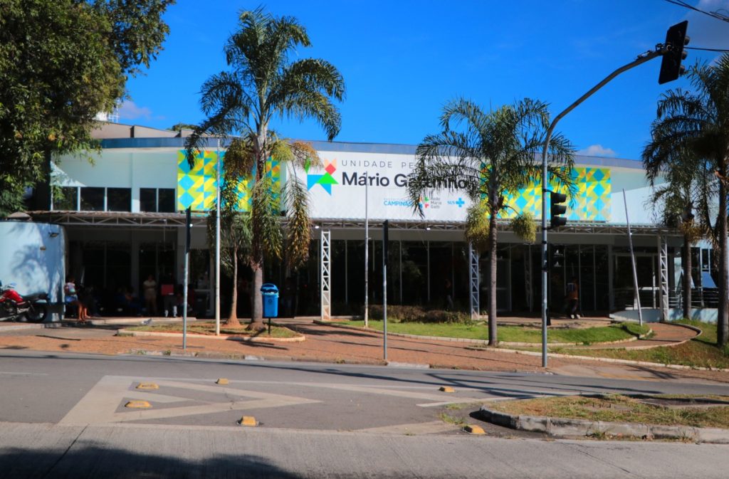 Fachada da unidade de saúde Mário Gattinho em Campinas, destacando o atendimento de prontos-socorros e UPAs no feriado.