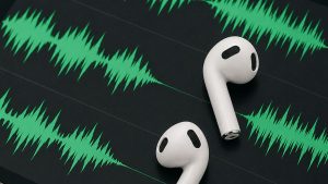 Pessoa sintonizando rádio em ambiente residencial, simbolizando a conexão emocional e o hábito de escuta de emissoras locais e regionais.
