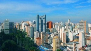 Vista aérea da cidade de Campinas ilustrando o guia informativo sobre o funcionamento de serviços no feriado de Corpus Christi.