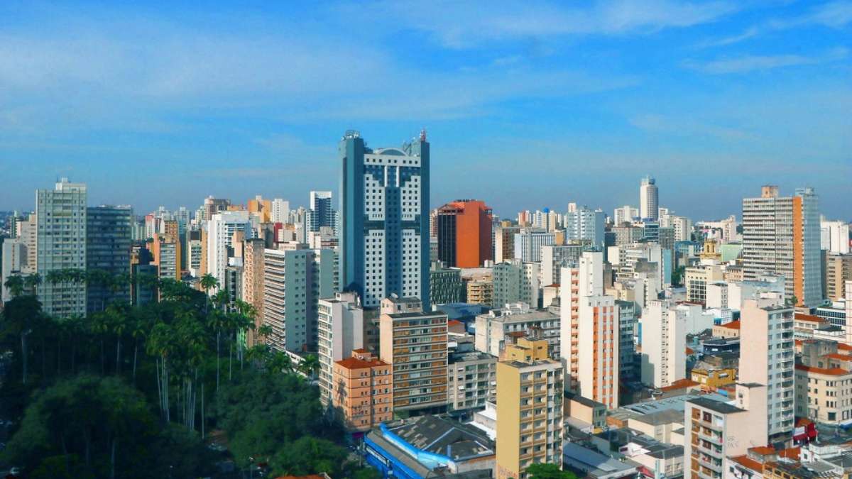 Vista aérea da cidade de Campinas ilustrando o guia informativo sobre o funcionamento de serviços no feriado de Corpus Christi.