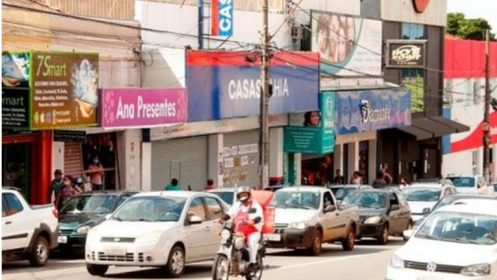 Movimentação de consumidores e trabalhadores em área comercial de Sumaré, exemplificando o dinamismo dos setores de serviços e comércio na economia local.