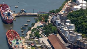 Vista panorâmica de terminal portuário no Porto de Santos, local da tentativa de roubo de bobinas de cobre e confronto entre criminosos e a Guarda Portuária.