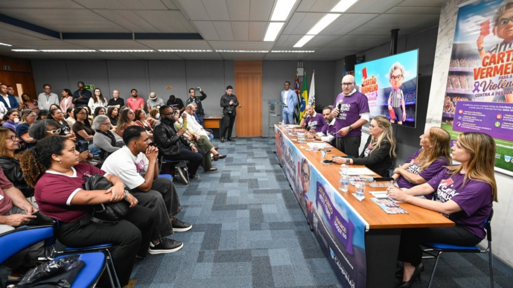 Autoridades e convidados reunidos na Sala Azul do Paço Municipal durante o evento de combate à violência contra a pessoa idosa e expansão da rede de acolhimento em Campinas.