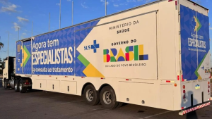 Unidade mÃ³vel do programa Agora Tem Especialistas em Piracicaba, oferecendo exames de tomografia computadorizada pelo SUS.