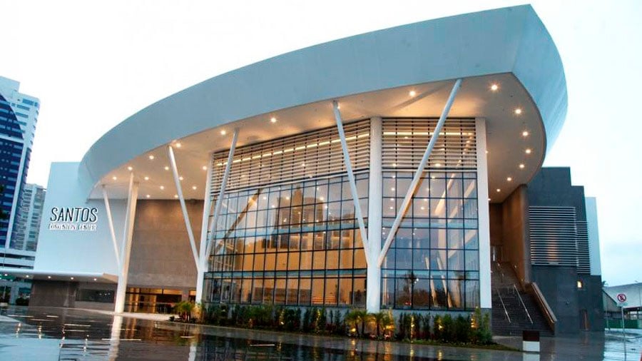 Fachada externa do Santos Convention Center na Ponta da Praia, local que sediará o evento Biomedicina in Santos em junho de 2026.