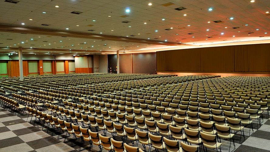 Profissionais da saúde, pesquisadores e estudantes reunidos em auditório, simbolizando a integração científica no congresso Biomedicina in Santos.