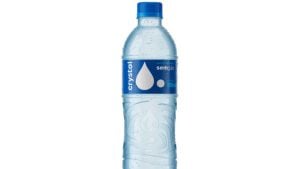 Garrafa de água mineral Crystal de 500ml, produto que teve o lote suspenso pela Anvisa por presença da bactéria Pseudomonas aeruginosa.