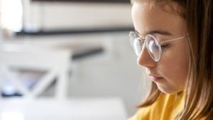 Estudante da rede municipal de Indaiatuba realizando exame de acuidade visual durante o projeto Boa Visão Boa Educação para triagem e entrega de óculos.