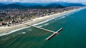Vista da plataforma de pesca de Mongaguá e faixa de areia da praia onde o corpo do jovem desaparecido foi localizado pelas equipes do GBMar.