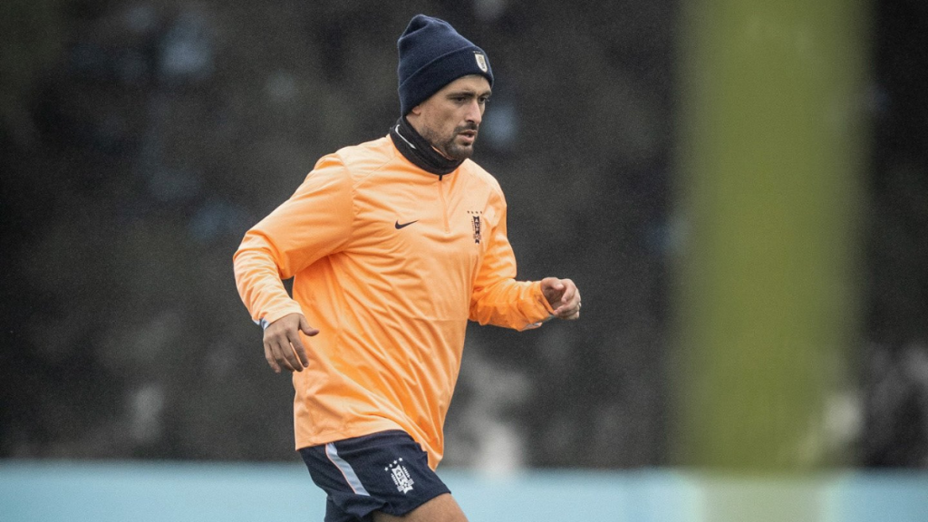 Jogador Arrascaeta durante sessão de treinamento da Seleção Uruguaia, cenário onde o atleta relatou dores na panturrilha.