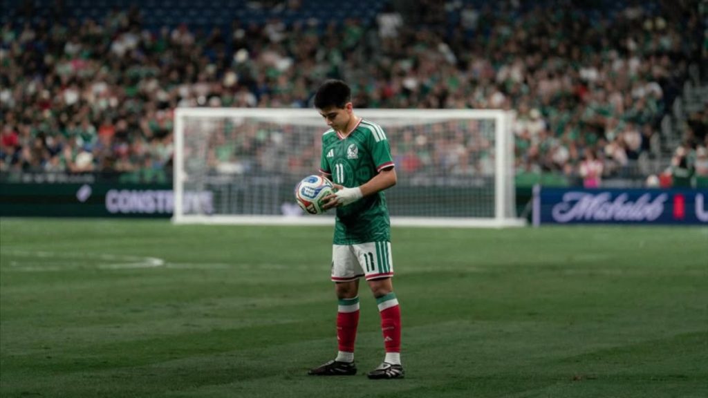 O jovem talento Gilberto Mora vestindo o uniforme da seleção do México, simbolizando a renovação da equipe para o Mundial de 2026.