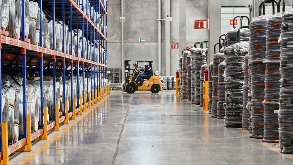 Maquinário em operação em uma planta industrial brasileira, representando o avanço da produção e o crescimento do setor em 2026.