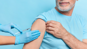 Profissional de saúde preparando dose da vacina contra a gripe Influenza durante campanha de imunização em Campinas.