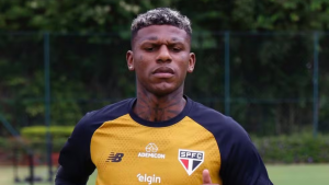 Zagueiro Arboleda em destaque, jogador do São Paulo que desperta interesse do Santos para a temporada.