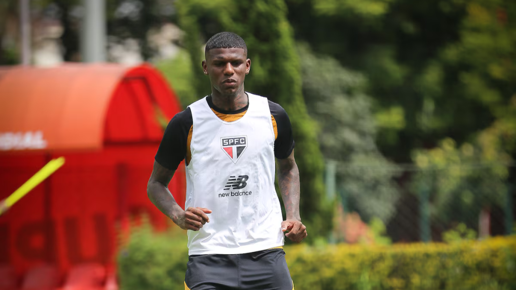 Arboleda, zagueiro equatoriano, realiza exercícios físicos durante treinamento oficial no São Paulo FC.