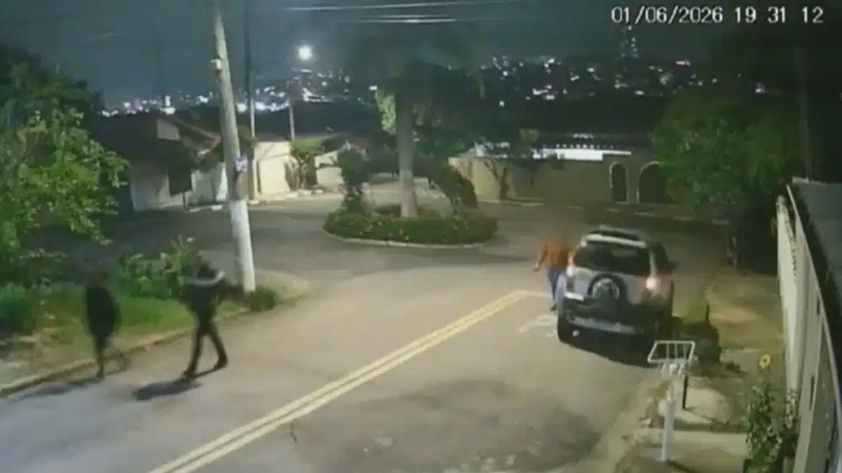 Câmera de segurança registra momento em que mulher retira o filho do banco traseiro do carro durante tentativa de assalto em Valinhos.