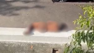 Pessoa em situação de vulnerabilidade social deitada na calçada da Avenida Washington Luiz, no bairro Gonzaga, em Santos.