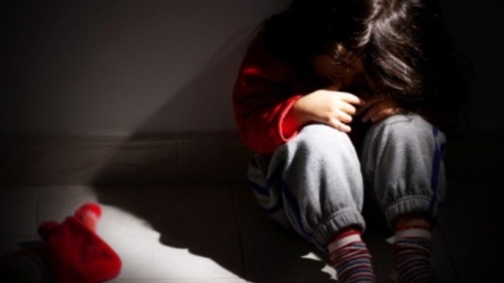 Informativo sobre o Disque 100 para denúncia anônima de casos de abuso e violência contra crianças e adolescentes.