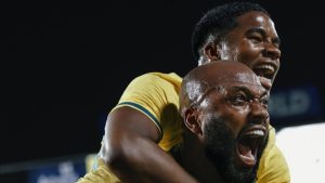 Endrick e Igor Thiago sorriem durante entrevista coletiva da Seleção Brasileira nos Estados Unidos, destacando o clima descontraído na preparação para a Copa do Mundo.